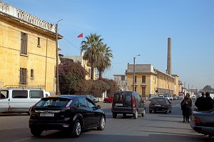 ARTERE PRINCIPALE DE LA VILLE DEVANT LE SITE DESAFFECTE DES ABATTOIRS DE CASABLANCA, FRICHE URBAINE EN BETON ARME, HERITAGE DU MARECHAL LYAUTEY, MAROC 