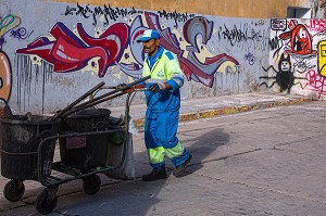 AGENT DE NETTOYAGE DE LA SOCIETE TECMED PRES DES ANCIENS ABATTOIRS RECOUVERTS DE GRAFFITI, CASABLANCA, MAROC, AFRIQUE 