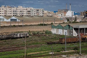 VOIES FERREES ET TRAINS ABANDONNES DERRIERE LES ANCIENS ABATTOIRS DE CASABLANCA, MAROC, AFRIQUE 