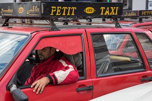 PETITS TAXIS ROUGES TRANSPORTANT MAXIMUM 3 PERSONNES, CASABLANCA, MAROC, AFRIQUE 