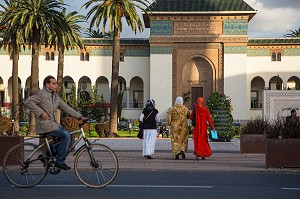 SCENE DE RUE DEVANT LE TRIBUNAL DE PREMIERE INSTANCE, PLACE MOHAMMED V, CASABLANCA, MAROC, AFRIQUE 