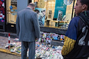 VENDEUR DE JOURNAUX ET PRESSE MAGAZINES SUR LE TROTTOIR, RUE PIETONNE MY ABDELAH, CASABLANCA, MAROC, AFRIQUE 