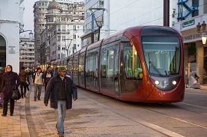 NOUVEAU TRAMWAY, BOULEVARD MOHAMMED V, CASABLANCA, MAROC, AFRIQUE 