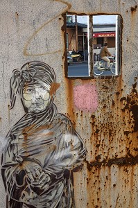 HOMME EN DJELLABA ET TURBAN, GRAFFITI SUR UNE PORTE DES ANCIENS ABATTOIRS DE CASABLANCA, MAROC, AFRIQUE 