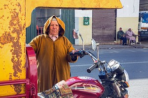 VIEL HOMME EN DJELLABA TRADITIONNELLE AVEC SA MOTO TRANSPORTEUR DEVANT LES ANCIENS ABATTOIRS DE CASABLANCA, MAROC, AFRIQUE 