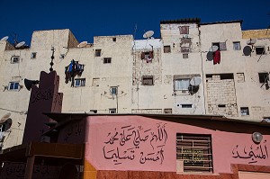 MOSQUEE DEVANT LES IMMEUBLES DES SEMIRAMIS ET NID D'ABEILLE, CONCEPT DE LOGEMENTS COLLECTIFS DES ANNEES 50, HAY MOHAMMADI, COMMUNE LA PLUS PAUVRE DE CASABLANCA, MAROC, AFRIQUE 