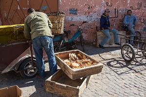 VENDEUR DE PAIN DANS LE QUARTIER OUVRIER SOCICA, HAY MOHAMMADI, COMMUNE LA PLUS PAUVRE DE CASABLANCA, MAROC, AFRIQUE 