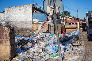 DECHARGE A CIEL OUVERT PRES DES BIDONVILLES, HAY MOHAMMADI, COMMUNE LA PLUS PAUVRE DE CASABLANCA, MAROC, AFRIQUE 