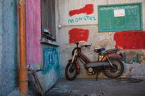 MOBYLETTE DANS LE QUARTIER DES ANCIENS ABATTOIRS DE CASABLANCA, MAROC, AFRIQUE 