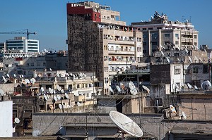 FORET DE PARABOLES ET ANTENNES, VUE GENERALE DE LA VILLE DEPUIS LE SIEGE DE LA SOCIETE LYDEC, BOULEVARD MOHAMMED DIOURI, CASABLANCA, MAROC, AFRIQUE 