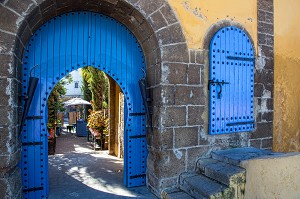 ENTREE DU RESTAURANT ET BAR MAURE LA SQALA SITUE DANS LES JARDINS DES ANCIENS REMPARTS DU PORT, DERRIERE L'ANCIENNE MEDINA DE CASABLANCA, MAROC, AFRIQUE