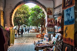 ECHOPPES DANS LE SOUK TRADITIONNEL DU QUARTIER DES HABOUS, NOUVELLE MEDINA DE CASABLANCA, MAROC, AFRIQUE 