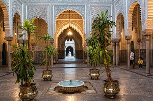 PATIO DE L'ANCIENNE MAHAKMA DU PACHA, ANCIEN TRIBUNAL MUSULMAN ABRITANT AUJOURD'HUI UNE DES PREFECTURES DE LA VILLE, QUARTIER DES HABOUS, NOUVELLE MEDINA DE CASABLANCA, MAROC, AFRIQUE 