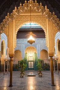 PATIO DE L'ANCIENNE MAHAKMA DU PACHA, ANCIEN TRIBUNAL MUSULMAN ABRITANT AUJOURD'HUI UNE DES PREFECTURES DE LA VILLE, QUARTIER DES HABOUS, NOUVELLE MEDINA DE CASABLANCA, MAROC, AFRIQUE 