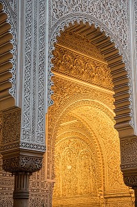 ORNEMENTS EN BOIS SCULPTE DES ARCHES, ANCIENNE MAHAKMA DU PACHA, ANCIEN TRIBUNAL MUSULMAN ABRITANT AUJOURD'HUI UNE DES PREFECTURES DE LA VILLE, QUARTIER DES HABOUS, NOUVELLE MEDINA DE CASABLANCA, MAROC, AFRIQUE 