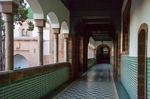 GALERIE DU PREMIER ETAGE DONNANT SUR UN PATIO, ANCIENNE MAHAKMA DU PACHA, ANCIEN TRIBUNAL MUSULMAN ABRITANT AUJOURD'HUI UNE DES PREFECTURES DE LA VILLE, QUARTIER DES HABOUS, NOUVELLE MEDINA DE CASABLANCA, MAROC, AFRIQUE 