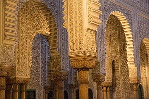ORNEMENTS EN BOIS SCULPTE DES ARCHES, ANCIENNE MAHAKMA DU PACHA, ANCIEN TRIBUNAL MUSULMAN ABRITANT AUJOURD'HUI UNE DES PREFECTURES DE LA VILLE, QUARTIER DES HABOUS, NOUVELLE MEDINA DE CASABLANCA, MAROC, AFRIQUE 