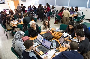 ATELIER ET GROUPE DE TRAVAIL DES ETUDIANTS PARTICIPANT A LA TROISIEME EDITION DU CONCOURS ERGAPOLIS QUI CONSISTE A REAMENAGER LES ANCIENS ABATTOIRS DANS UN SOUCI DE DEVELOPPEMENT DURABLE, CASABLANCA, MAROC, AFRIQUE
