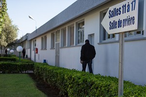 SALLES DE COURS ET SALLE DE PRIERE DANS LE CENTRE DE FORMATION DE LA LYDEC, FILIALE MAROCAINE DE LA SOCIETE SUEZ ENVIRONNEMENT, SERVICE PUBLIC CHARGE DE LA DISTRIBUTION DE L'EAU, L'ELECTRICITE ET DE L'ASSAINISSEMENT, CASABLANCA, MAROC, AFRIQUE 