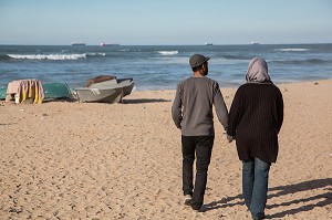 COUPLE D'AMOUREUX SUR LA PLAGE DE ZENATA, CASABLANCA, MAROC, AFRIQUE 