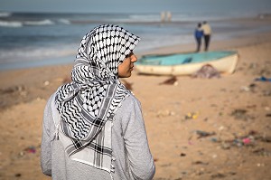 FEMME VOILEE SUR LA PLAGE DE ZENATA, CASABLANCA, MAROC, AFRIQUE 