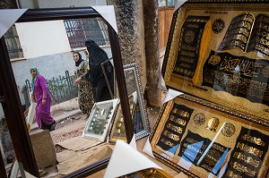 TEXTES ISLAMIQUES EXPOSES SOUS VERRE DANS UNE ECHOPPE RELIGIEUSE, VIEILLE MEDINA, CASABLANCA, MAROC, AFRIQUE 