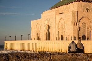 COUPLE D'AMOUREUX DEVANT LA MOSQUEE HASSAN II ERIGEE EN PARTIE SUR LA MER DANS LA TRADITION ARABO-ANDALOUSE, CASABLANCA, MAROC, AFRIQUE 