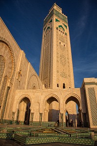 BASSINS EN ETOILES DEVANT LA MOSQUEE HASSAN II ERIGEE EN PARTIE SUR LA MER DANS LA TRADITION ARABO-ANDALOUSE, CASABLANCA, MAROC, AFRIQUE 