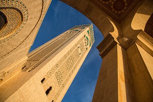 MINARET DE LA MOSQUEE HASSAN II ERIGEE EN PARTIE SUR LA MER DANS LA TRADITION ARABO-ANDALOUSE, CASABLANCA, MAROC, AFRIQUE 