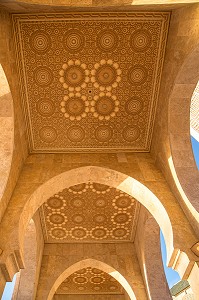 VOUTE DES ARCADES, MOSQUEE HASSAN II ERIGEE EN PARTIE SUR LA MER DANS LA TRADITION ARABO-ANDALOUSE, CASABLANCA, MAROC, AFRIQUE 