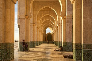 ARCADES DE LA MOSQUEE HASSAN II ERIGEE EN PARTIE SUR LA MER DANS LA TRADITION ARABO-ANDALOUSE, CASABLANCA, MAROC, AFRIQUE 