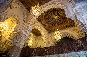 PLAFONDS EN BOIS SCULPTE, STUCS ET MARBRE A L'INTERIEUR DE LA MOSQUEE HASSAN II ERIGEE EN PARTIE SUR LA MER DANS LA TRADITION ARABO-ANDALOUSE, CASABLANCA, MAROC, AFRIQUE 