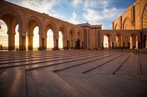 ESPLANADE DE LA MOSQUEE HASSAN II ERIGEE EN PARTIE SUR LA MER DANS LA TRADITION ARABO-ANDALOUSE, CASABLANCA, MAROC, AFRIQUE 