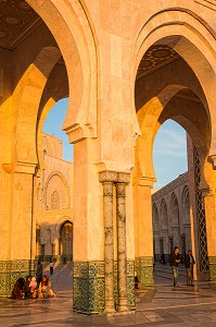 ESPLANADE DE LA MOSQUEE HASSAN II ERIGEE EN PARTIE SUR LA MER DANS LA TRADITION ARABO-ANDALOUSE, CASABLANCA, MAROC, AFRIQUE 