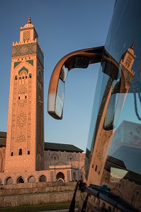 BUS DE TOURISTES DEVANT LA MOSQUEE HASSAN II ERIGEE EN PARTIE SUR LA MER DANS LA TRADITION ARABO-ANDALOUSE, CASABLANCA, MAROC, AFRIQUE 