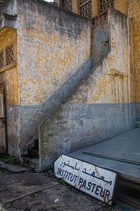 PANCARTE DE L'INSTITUT PASTEUR DANS LES ANCIENS ABATTOIRS, ARCHITECTURE EN BETON ARME, HERITAGE DU MARECHAL LYAUTEY, CASABLANCA, MAROC, AFRIQUE 