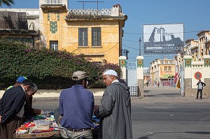 VENDEURS DANS LA RUE DEVANT LES ANCIENS ABATTOIRS, FABRIQUE CULTURELLE, CASABLANCA, MAROC, AFRIQUE 