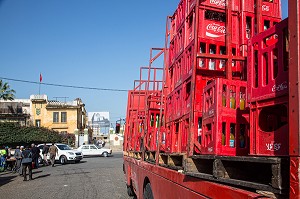 CAMION DE TRANSPORT DE COCA-COLA DANS LE QUARTIER DES ANCIENS ABATTOIRS DE CASABLANCA, MAROC, AFRIQUE 