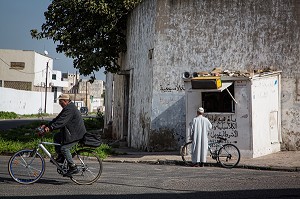 HOMMES A VELO, SCENE DE RUE DANS LE DANS LE QUARTIER DES ANCIENS ABATTOIRS DE CASABLANCA, MAROC, AFRIQUE 