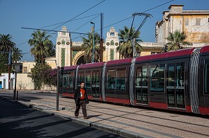 NOUVEAU TRAMWAY PASSANT DEVANT LES ANCIENS ABATTOIRS DE CASABLANCA, AMENAGEMENT DU QUARTIER, CASABLANCA, MAROC, AFRIQUE 