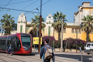 NOUVEAU TRAMWAY PASSANT DEVANT LES ANCIENS ABATTOIRS DE CASABLANCA, AMENAGEMENT DU QUARTIER, CASABLANCA, MAROC, AFRIQUE 