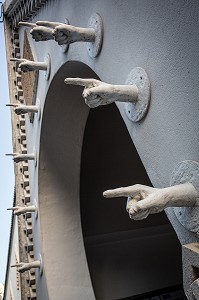 DETAIL DES MAINS QUI POINTENT DU DOIGT (INDEX), ENTREE DE L'INSTITUT FRANCAIS DE RABAT, MAROC, AFRIQUE 