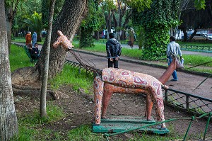GIRAFE ENDOMMAGEE DANS LE JARDIN NOUZHAT HASSAN, RABAT, MAROC, AFRIQUE 