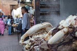 CRANES DE MOUTONS DEVANT UNE BOUCHERIE TRADITIONNELLE, SOUK DE LA VIEILLE MEDINA, RABAT, MAROC, AFRIQUE 
