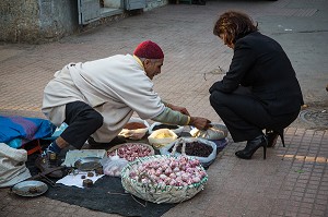 VENDEUR D'EPICES ET D'AIL DANS LA MEDINA, RABAT, MAROC, AFRIQUE 