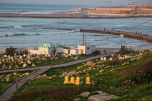 CIMETIERE MUSULMAN CHOUHADA (AS SHOUHADA) SITUE ENTRE LA KASBAH DES OUDAYAS ET LA MER, ET LA VILLE DE SALE EN ARRIERE-PLAN, RABAT, MAROC, AFRIQUE 