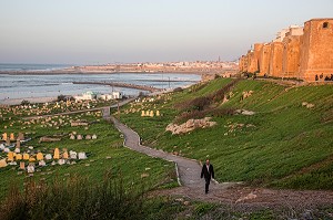 CIMETIERE MUSULMAN CHOUHADA (AS SHOUHADA) SITUE ENTRE LA KASBAH DES OUDAYAS ET LA MER, ET LA VILLE DE SALE EN ARRIERE-PLAN, RABAT, MAROC, AFRIQUE 