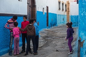 ENFANTS JOUANT DANS LES RUELLES AUX MURS BLEUS ET BLANCS DE LA KASBAH DES OUDAYAS, RABAT, MAROC, AFRIQUE 