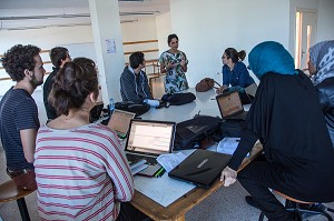 ESTELLE FORGET AVEC UN GROUPE D'ETUDIANTS PARTICIPANT A LA TROISIEME EDITION DU CONCOURS ERGAPOLIS, ECOLE NATIONALE D'ARCHITECTURE (ENA) DE RABAT, MAROC, AFRIQUE