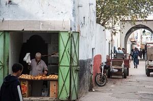BOULANGER TRADITIONNEL DANS LA MEDINA, RABAT, MAROC, AFRIQUE 